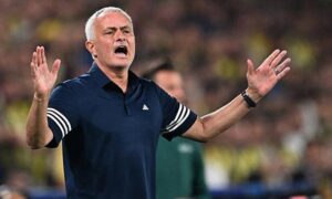 Jose Mourinho bất lực nhìn các học trò đánh rơi lợi thế.