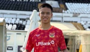 Chung Nguyen Do nhận lời khen từ HLV Albaladejo. Ảnh: NBFC.